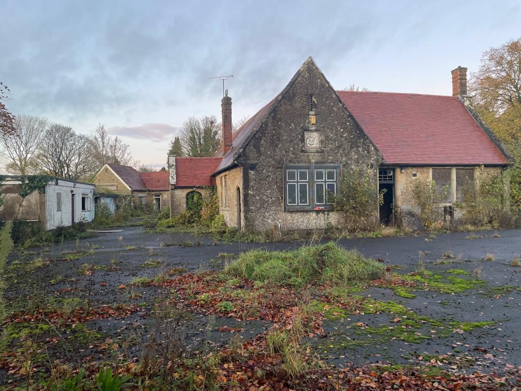 Lot: 28 - FORMER SCHOOL ON HALF ACRE PLOT WITH PLANNING PERMISSION FOR THREE DWELLINGS - General view of the former school